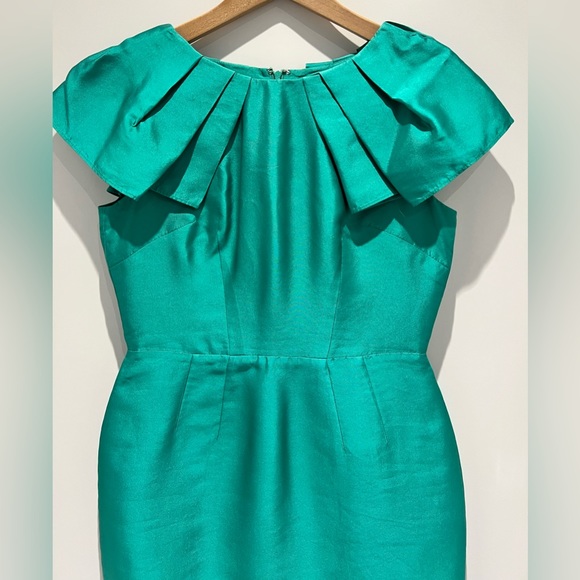 💚 gorgeous pure silk dress in a fitted silhouette with unique raffle detail - Picture 6 of 9